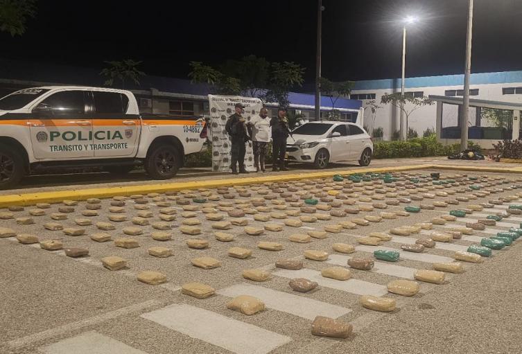En vías de Bolívar interceptaron un vehículo con más de 300 paquetes de marihuana que venían del Cauca 
