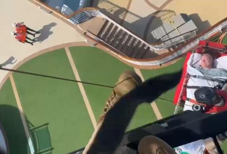 La pasajera estadounidense de 72 años, habría presentado un posible ataque cardíaco 