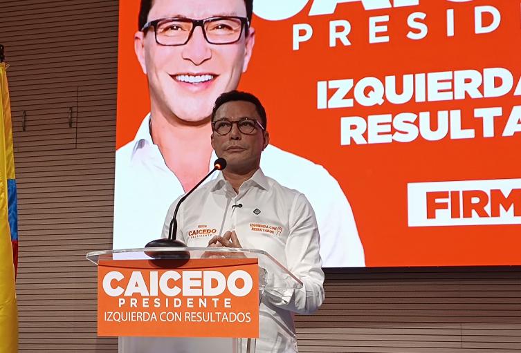 Carlos Caicedo, en la sede de la Registraduría, en la inscripción de su candidatura presidencial.