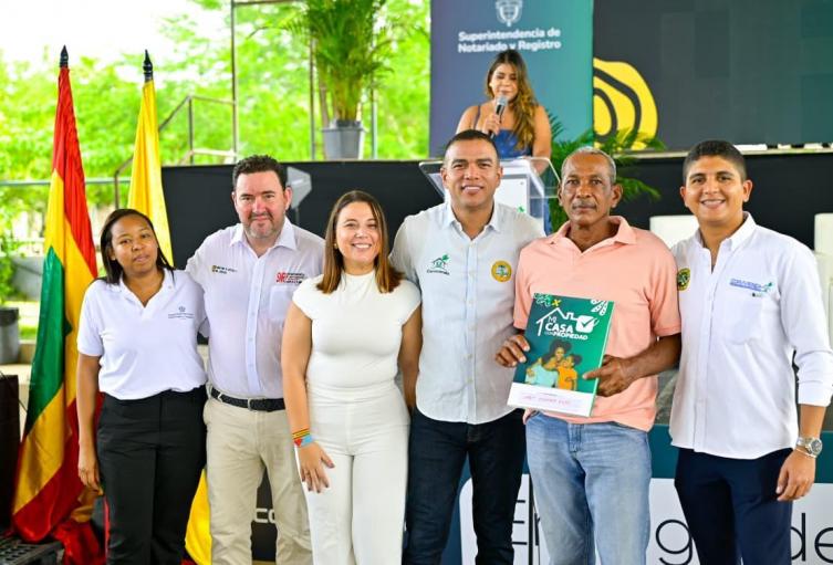 Entrega de títulos de propiedad en Cartagena