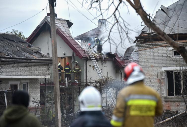 Equipos de rescate ucranianos trabajan en el lugar de un ataque aéreo en Lapaivka, región de Lviv, el 5 de octubre de 2025, en medio de la invasión de Rusia a Ucrania.