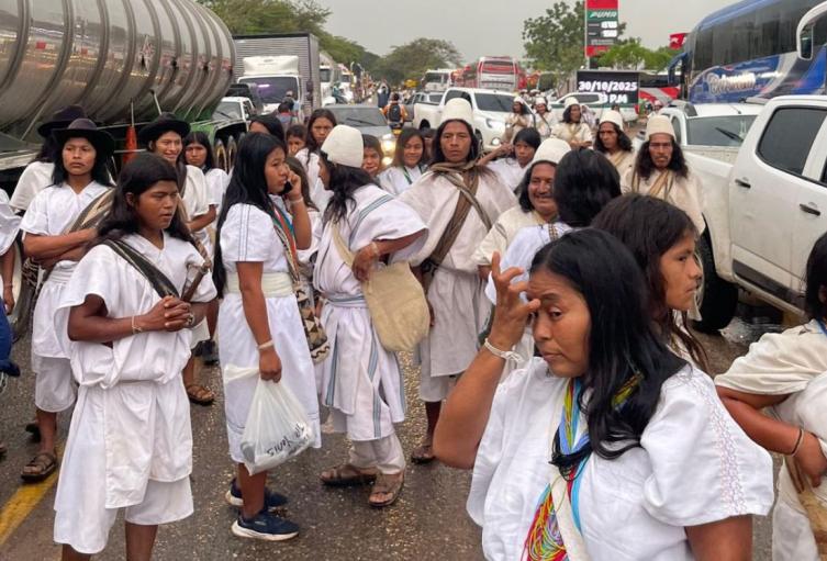 Más de 700 arhuacos bloquearon la vía entre Valledupar y Bosconia Más de 700 arhuacos bloquearon la vía entre Valledupar y Bosconia