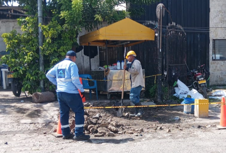 Aguas de Cartagena encuentra dos nuevas conexiones ilegales en un club nocturno y un lavadero