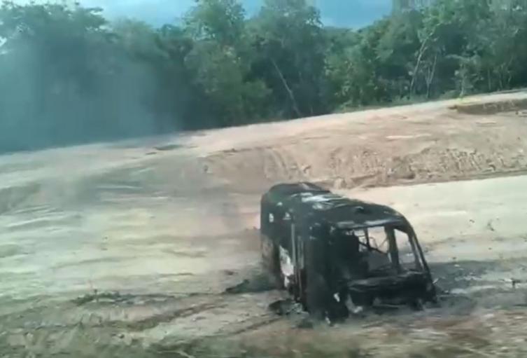 Incineran maquinaria de obra en la Troncal de Occidente; autoridades investigan