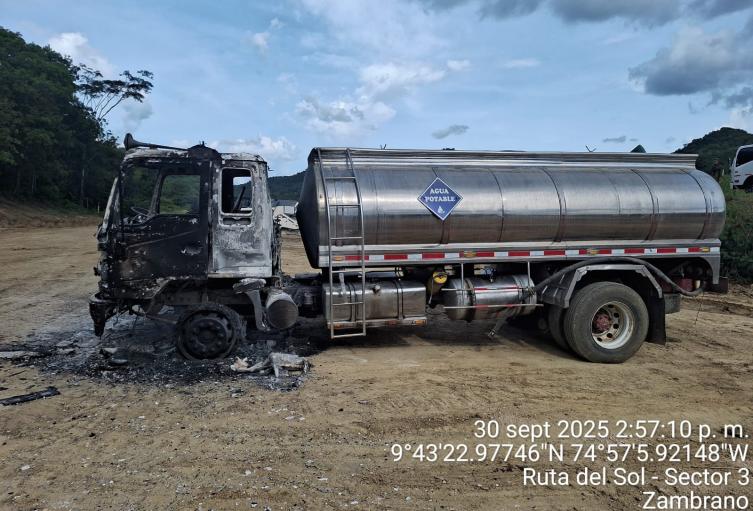 Maquinaria incendiada en Ruta del Sol 3