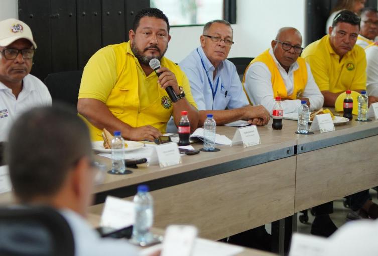 Reunión de las autoridades con el gremio de taxistas