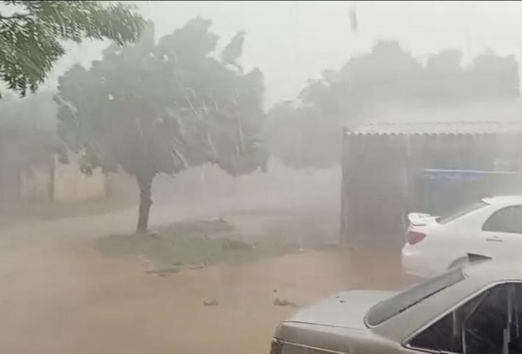 Lluvias con vientos fuertes.