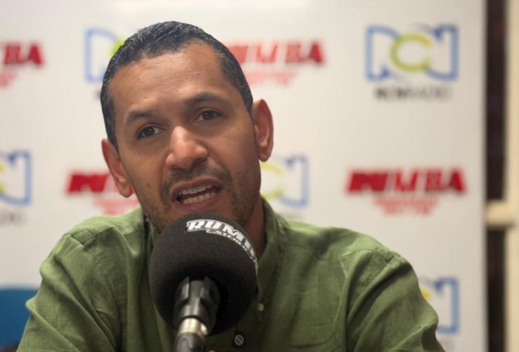 Daniel Palacios en cabina de RCN Radio de La Guajira.