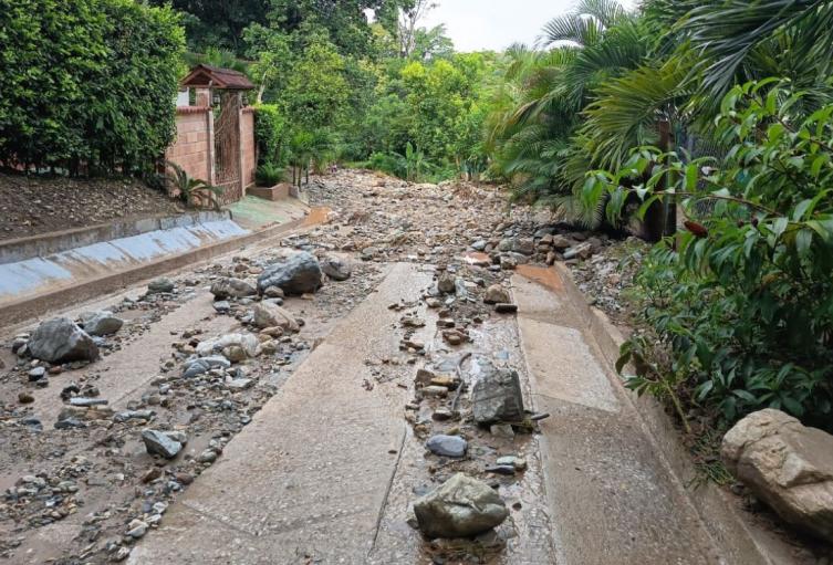El desbordamiento del arroyo mantiene incomunicado la zona, donde los habitantes esperan atención urgente de las autoridades.
