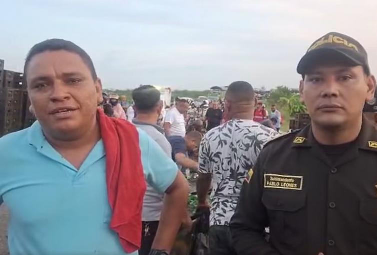 Vecinos ayudan tras el accidente del camión cervecero en Arjona, Bolívar.