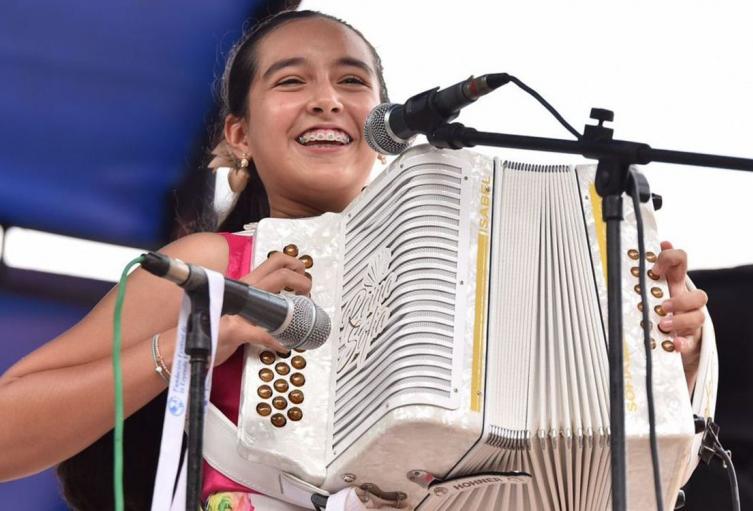Valledupar celebra el talento en el festival vallenato.