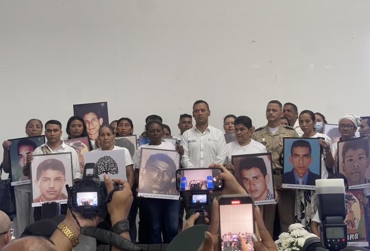 Familias indígenas y campesinas recibieron el perdón oficial por estos crímenes.