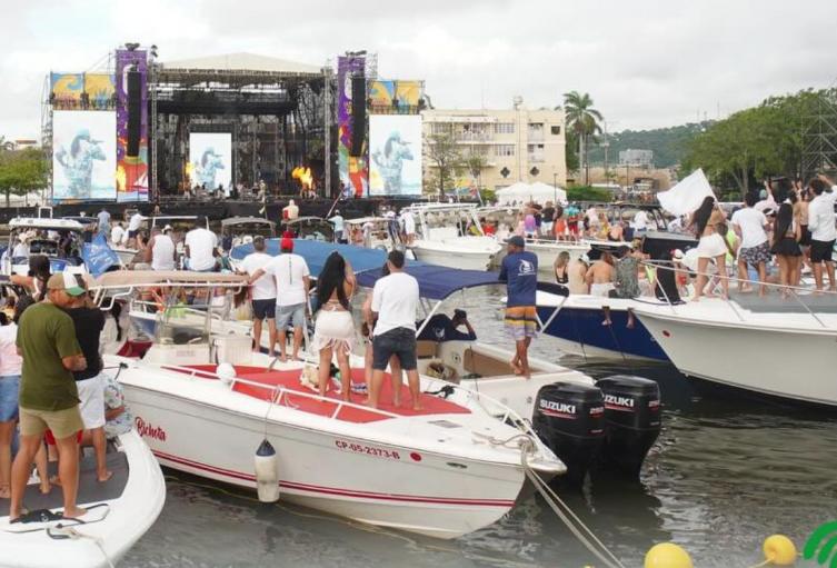 Evento realizado en la bahía de la ciudad