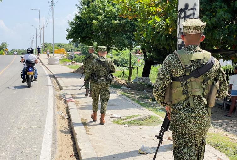 Con apoyo militar, refuerzan controles para evitar retenes ilegales de ‘plata o agua’ durante las Fiestas de Independencia en Cartagena