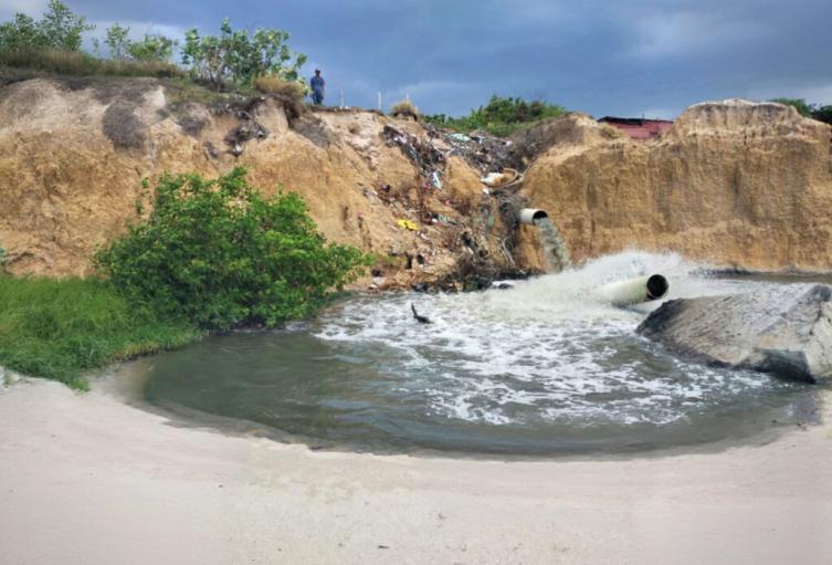 Aguas residuales al mar Caribe en Riohacha. 