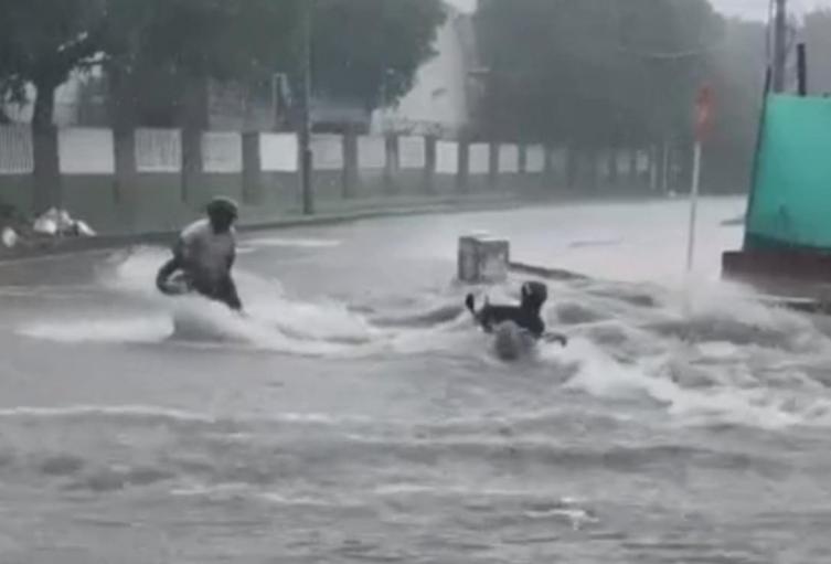 Motociclista se salva tras ser arrastrado por arroyo en Barranquilla