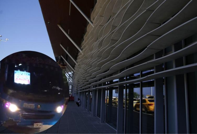 Choque cerca del aeropuerto de Santa Marta dejó un carro en el mar