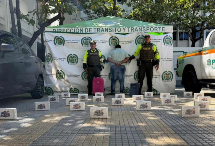 Policía incauta 26.000 dosis de cocaína en vía de acceso a Santa Marta