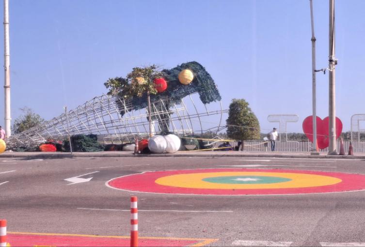 Fuertes vientos tumbaron árbol de Navidad de 7 metros en el Malecón del Río de Barranquilla