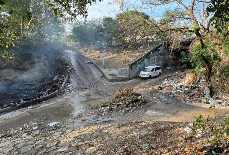 Habitantes de Las Moras denuncian quemas constantes en el arroyo El Salao y exigen intervención urgente