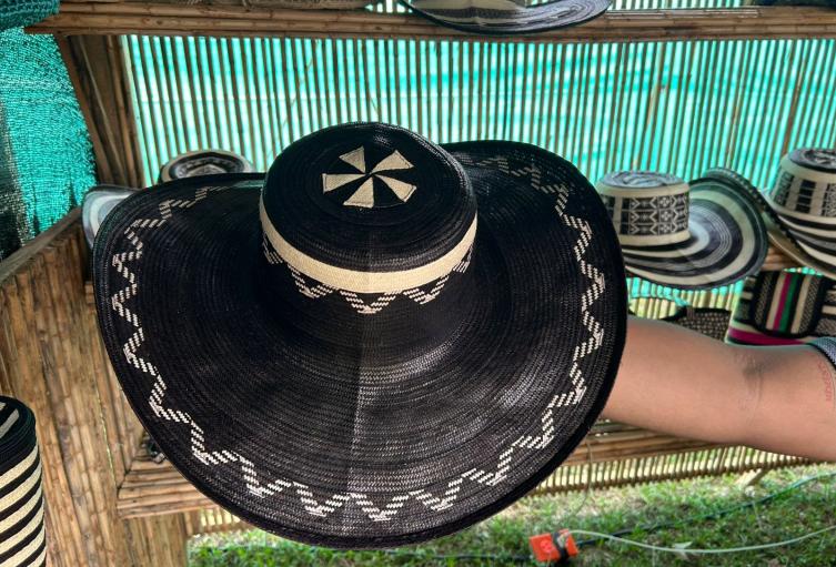 Sombrero que lleva por nombre: Omar Geles.