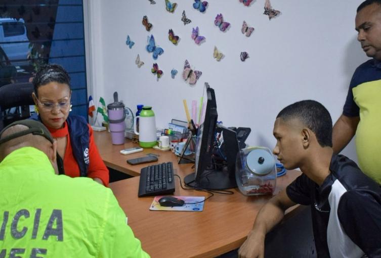  El joven de 23 años se presentó de manera voluntaria ante la Defensoría del Pueblo, seccional Cesar, acompañado de su abogado, para responder por los señalamientos en su contra y reiterar su inocencia.