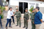 Senador Alex Flórez, pidiendo disculpas y estrechando la mano a uniformados de la Policía que insultó en Cartagena