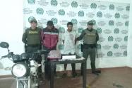 Capturados y policías.