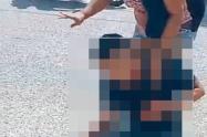 Joven herido en el piso.