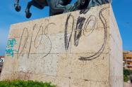 El monumento fue pintado con grafitis y otras figuras. 