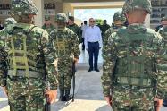 Ministro de Defensa en Santa Rosa del Sur con uniformados de las Fuerzas Militales