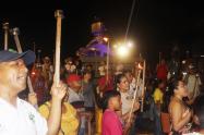Habitantes en Riohacha marcharon con antorchas y pancartas.