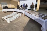 Material de guerra incautado en el operativo.