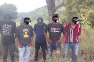 Luego circuló un video, en el que los cinco hombres que supuestamente habían sido asesinados aparecen con vida y afirman haber fingido su muerte para despistar a un grupo armado.