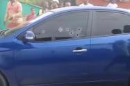 Uno de los asesinados fue lesionado en su vehículo
