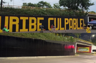 Mural en contra de Uribe
