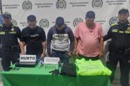 Los presuntos ladrones amordazaron e intimidaron a las víctimas con armas de fuego, exigiendo objetos de valor