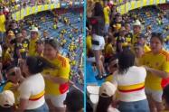 En medio de la fiesta por el triunfo de Colombia 3-0 a Bolivia en el Metropolitano de Barranquilla, una mujer sorprendió a su pareja con su amante