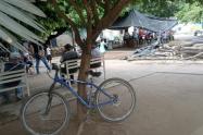 Un mes de desplazamiento en Arenal (sur de Bolívat) más de mil personas siguen hacinadas en un polideportivo sin garantías de retorno