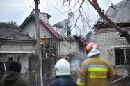 Equipos de rescate ucranianos trabajan en el lugar de un ataque aéreo en Lapaivka, región de Lviv, el 5 de octubre de 2025, en medio de la invasión de Rusia a Ucrania.
