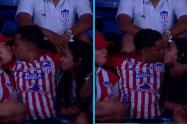 Hincha del Junior se robó el show en la ‘kiss cam’ del Metropolitano