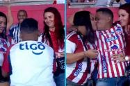 El hincha se arrodilló frente a sus dos novias y les pidió matrimonio durante el partido