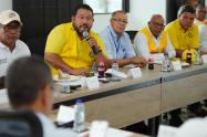 Reunión de las autoridades con el gremio de taxistas