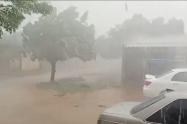 Lluvias con vientos fuertes.