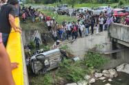 Cuatro ocupantes de un vehículo particular fallecieron tras caer desde un puente en la vía hacia el sector El Líbano; autoridades investigan las causas del siniestro vial ocurrido en zona rural del sur del Cesar.
