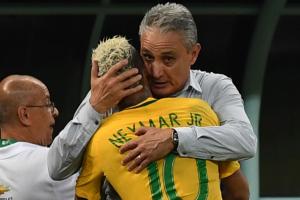 Tite abrazando a Neymar