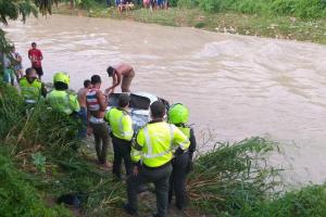 Madre e hija se encuentran desaparecidas tras ser arrastradas por fuerte arroyo en Soledad