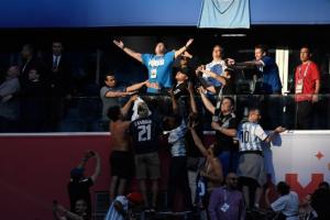 El delantero retirado de Argentina, Diego Maradona (arriba C) reacciona antes del partido de fútbol del Grupo D de la Copa Mundial de Rusia 2018 entre Nigeria y Argentina en el Estadio de San Petersburgo en San Petersburgo el 26 de junio de 2018.