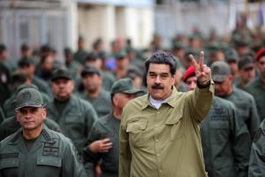 Nicolás Maduro y militares venezolanos