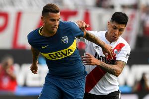 Edwin Cardona cuando era jugador de Boca en un partido ante River 